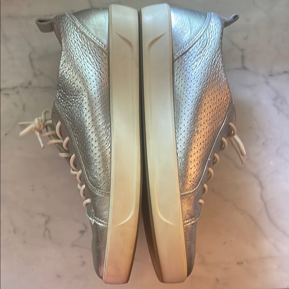 Ecco Silver White Sneakers Minimalist Design - Picture 15 of 16